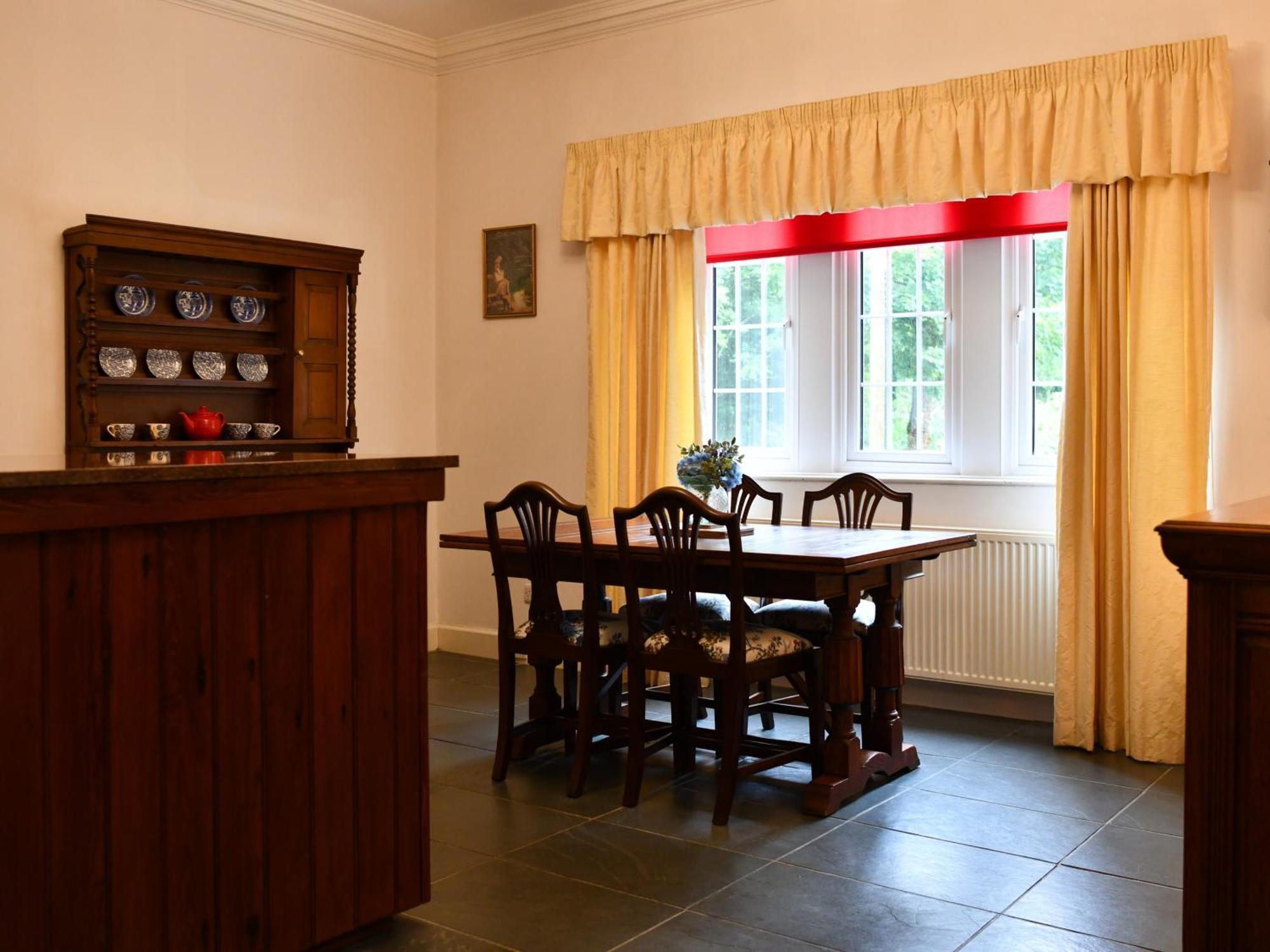 Cloncaird Castle Estate Cottages Maybole Стая снимка